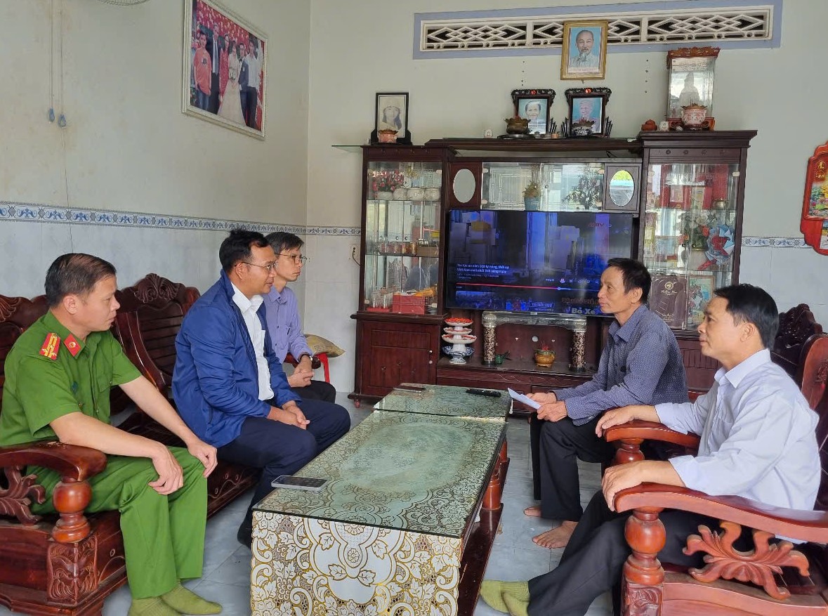 Đoàn công tác thăm hỏi tình hình đời sống của các gia đình